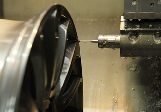 Using machine tool probes for precision metrology in the manufacturing of forged wheel and car chassis 